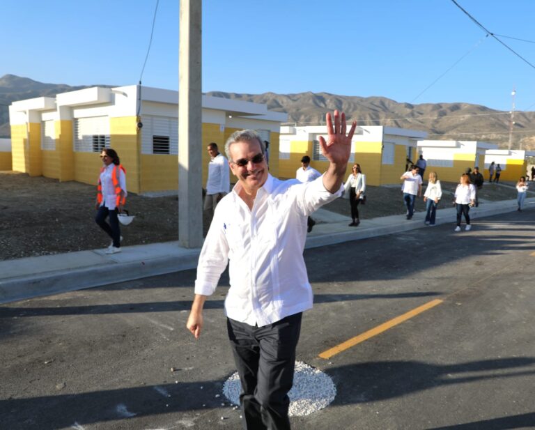 Presidente Abinader entrega 390 viviendas completamente amuebladas a familias desplazadas en Monte Grande