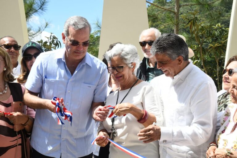 Presidente Abinader inaugura dos carreteras, 120 apartamentos en Santiago y Moca por más de 2, 530 millones