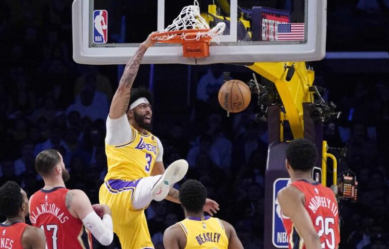 LeBron y Davis lideran a los nuevos Lakers ante los Pelicans