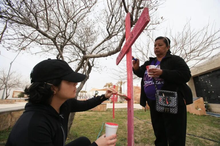 Mujeres pintan cruces ante la epidemia de feminicidios en el norte de México