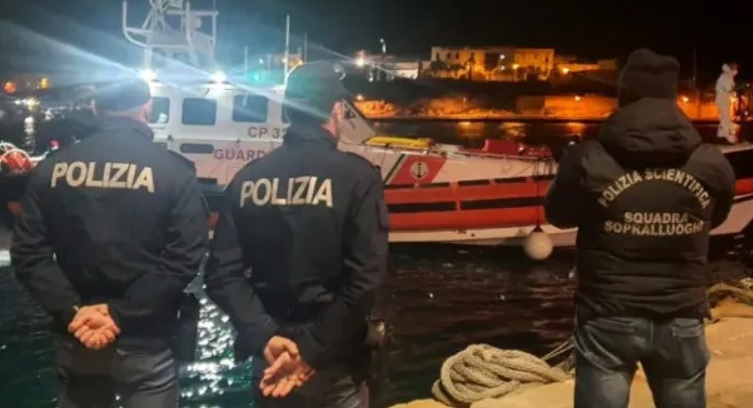 Ocho muertos y unos 50 supervivientes rescatados de una barcaza frente a Italia