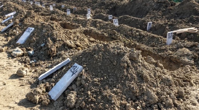 Cavan fosas para los miles de muertos en Turquía y Siria