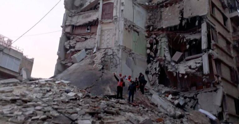 Casi 2.000 muertos por el sismo: al menos 1.121 en Turquía y 820 en Siria