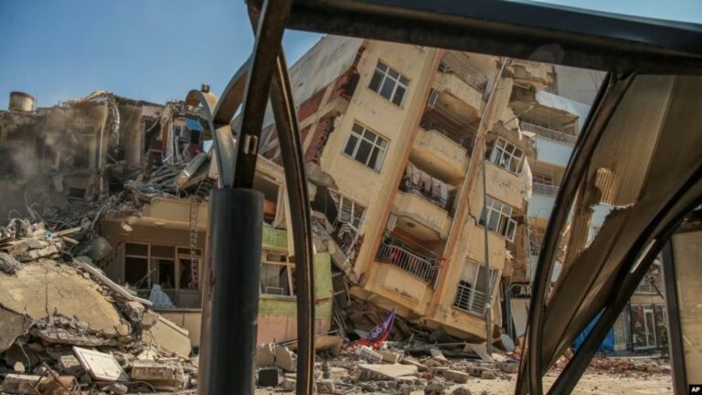 Nuevo sismo derriba construcciones en Turquía; hay un muerto