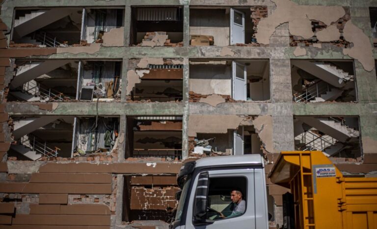 Al menos ocho heridos tras nuevo sismo de magnitud 6.4 en Turquía