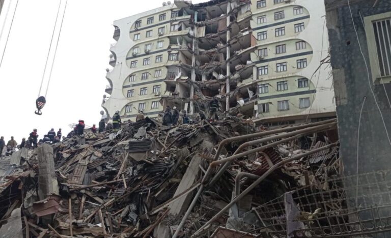Estiman que hasta 90,000 personas podrían haber muerto en sismos de Turquía