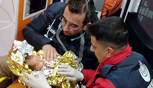 Rescatan de entre los escombros bebé luego de 90 horas del terremoto; Tiene 10 días de nacido