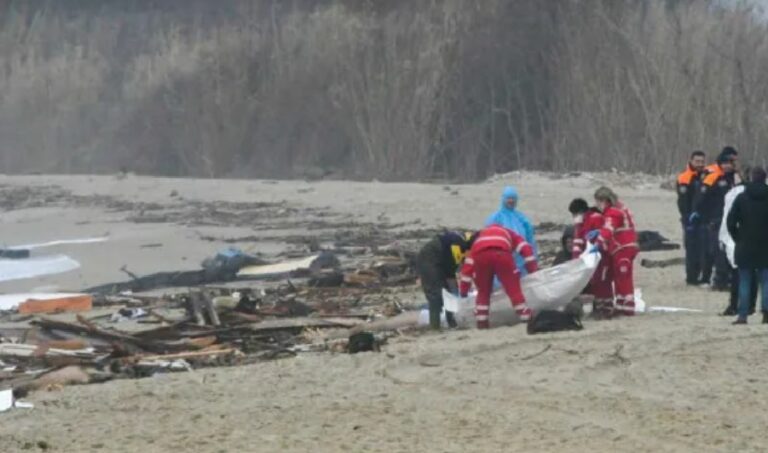 Al menos 40 migrantes mueren tras un naufragio en la costa de Italia