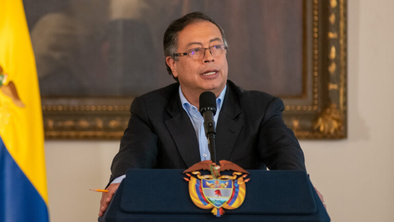 Presidente de Colombia pide investigar a su hijo y hermano por posible corrupción