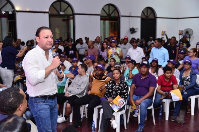 Abel Martínez: “Mientras gobierno del PRM se entretiene con el “Pollo Index”, están sepultando a la clase media dominicana”