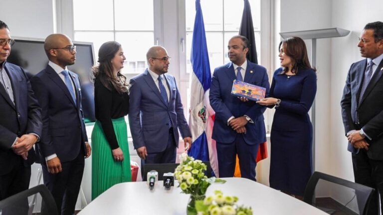 Banreservas dona exposición fotográfica  a embajada dominicana en Alemania