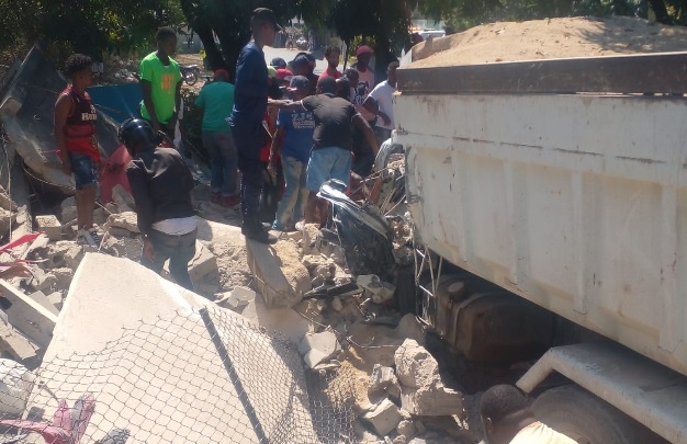 Camión se estrella contra una casa en Nigua, hay 3 muertos y heridos