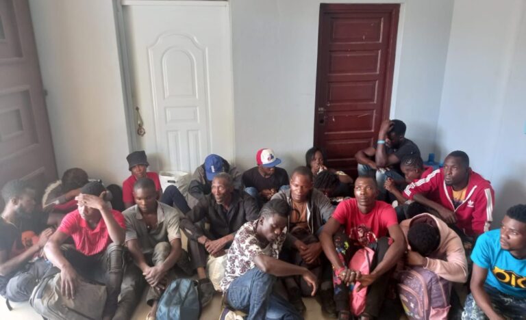 Policía Nacional apresa chofer transportaba 27 haitianos ilegales