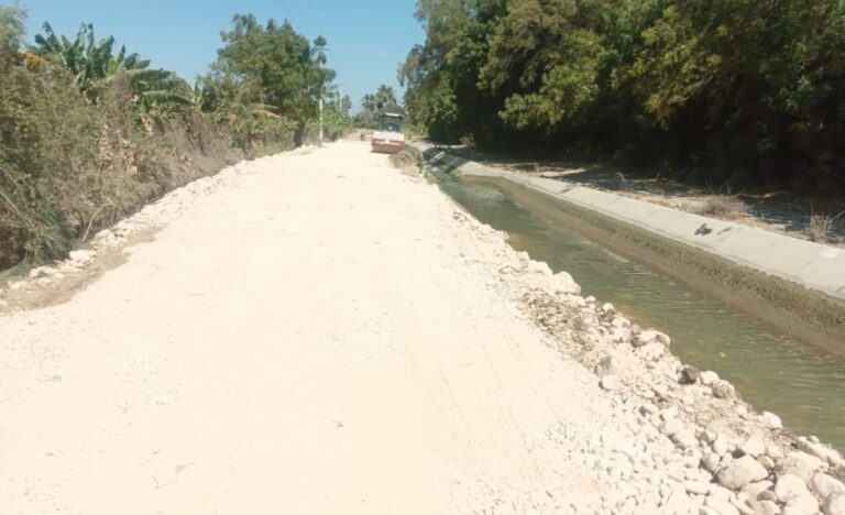 IAD trabaja la rehabilitación de 70 kilómetros de caminos Interparcelarios en Azua