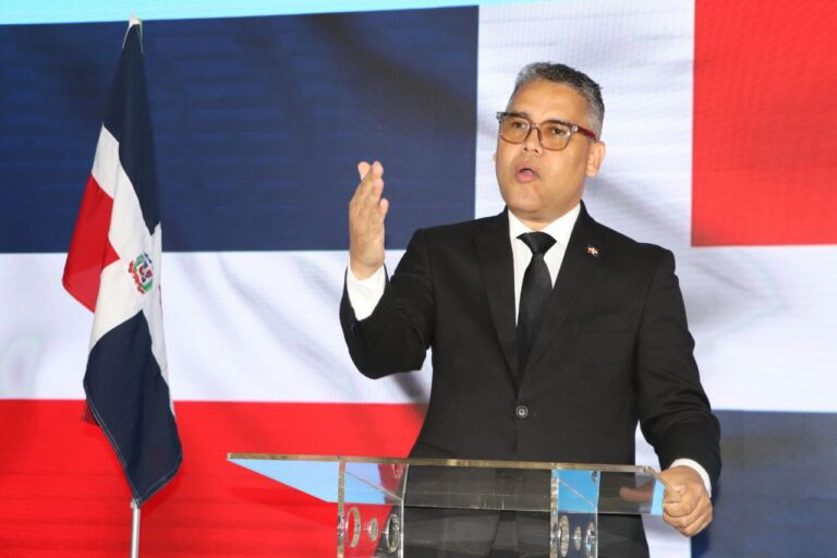 Carlos Peña promete eliminará impuestos a empresarios