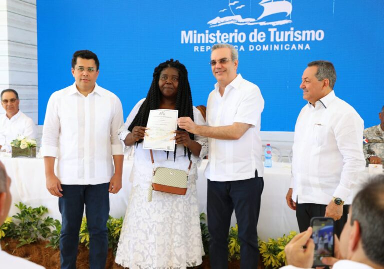 Presidente inaugura reconstrucción de dos plazas de vendedores en playa Guayacanes con una inversión superior a RD$143 millones