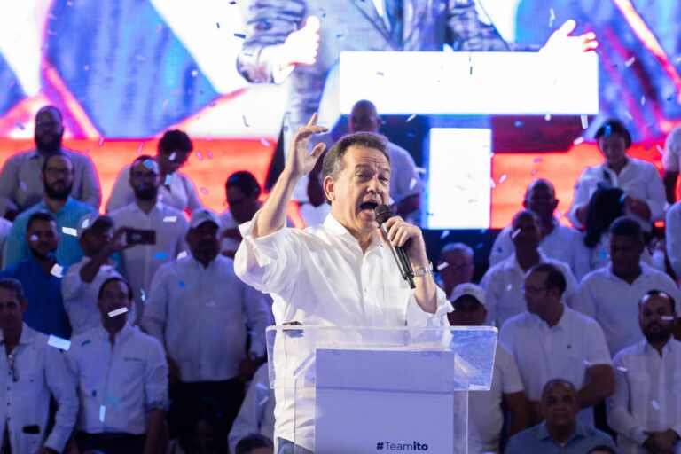 Ito Bisonó juramenta miles de dirigentes  para trabajar por la reelección de Abinader