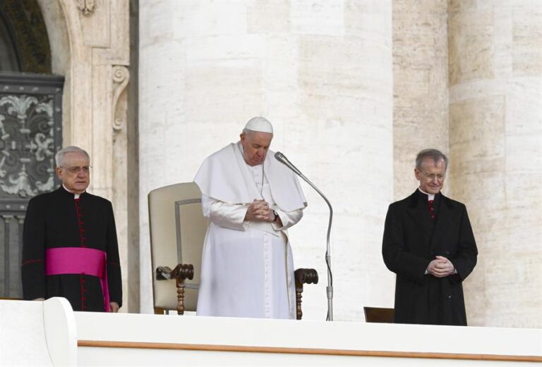 El papa aplaude a “todas las mujeres” por crear “una sociedad más humana”