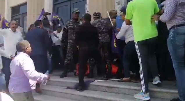 «Somos peledeistas y no tenemos miedo», militantes rompen puerta del Palacio de Justicia en apoyo a exfuncionarios presos