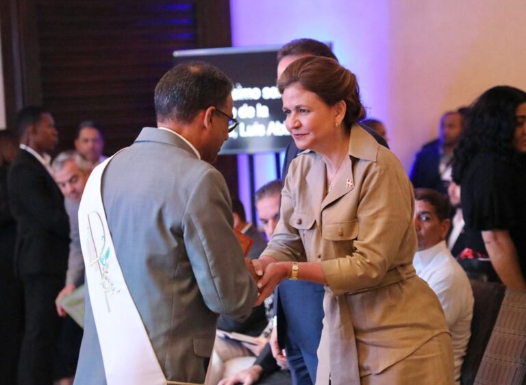 Vicepresidenta Peña encabeza conferencia «Empoderar a los consumidores de los beneficios del consumo de la energía limpia» en el día del consumidor