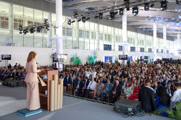 Vicepresidenta Raquel Peña anima a jóvenes a «traer soluciones a la mesa»