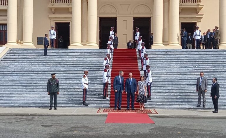 Rey Felipe VI llega al Palacio Nacional y es recibido por Abinader