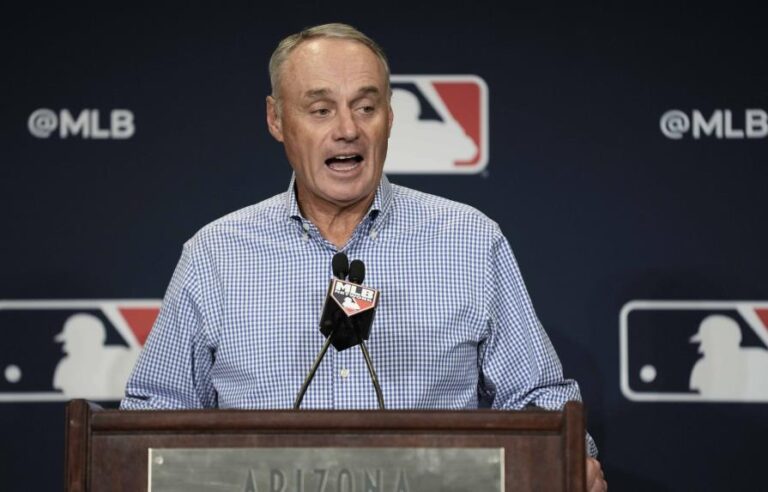MLB podría asumir transmisiones de 17 equipos