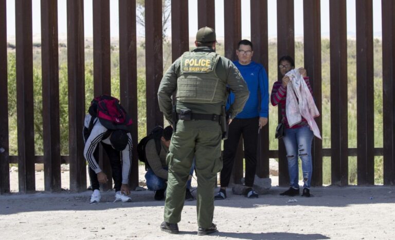 Migrantes denuncian extorsiones de la Policía en la frontera norte de México