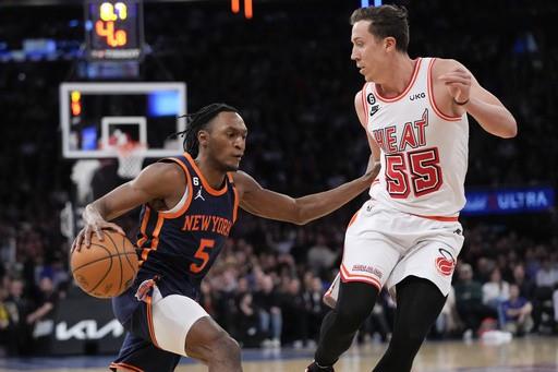 Sin Randle, los Knicks doblegan al Heat
