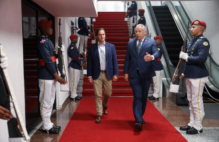 El presidente de Uruguay arriba al país para participar en Cumbe de Jefes de Estado