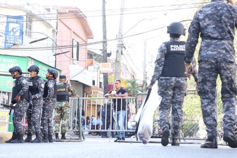 Fuerte contingente policial en los alrededores del Palacio de Justicia previo audiencia caso Calamar