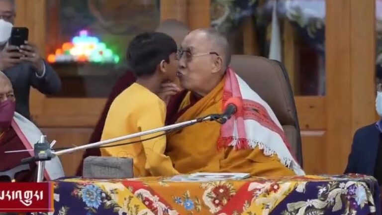 Llueven las críticas al Dalai Lama por besar un niño en la boca y pedirle que le chupe la lengua