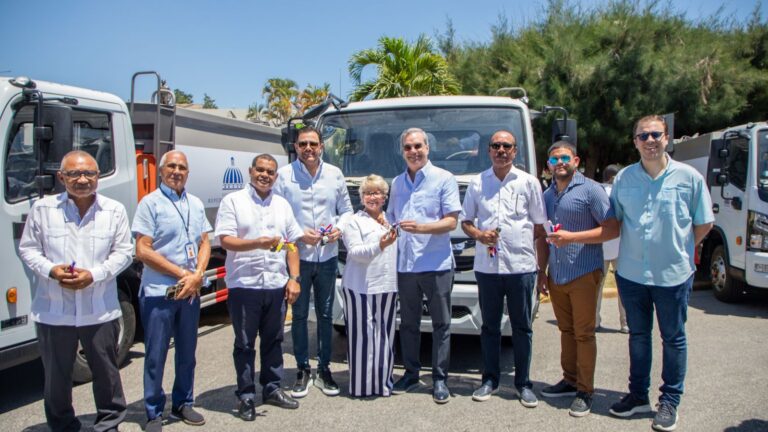 Presidente Abinader entrega RD$ 67 millones a emprendedores y comerciantes, 12 camiones recolectores de basura y reconstrucción polideportivo en San Juan