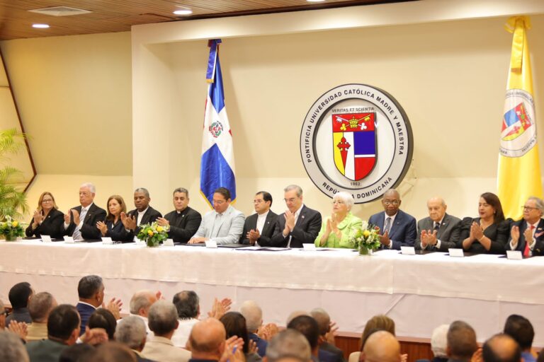 Presidente Abinader encabeza firma de acuerdo con 13 universidades para la Reforma Educativa Policial