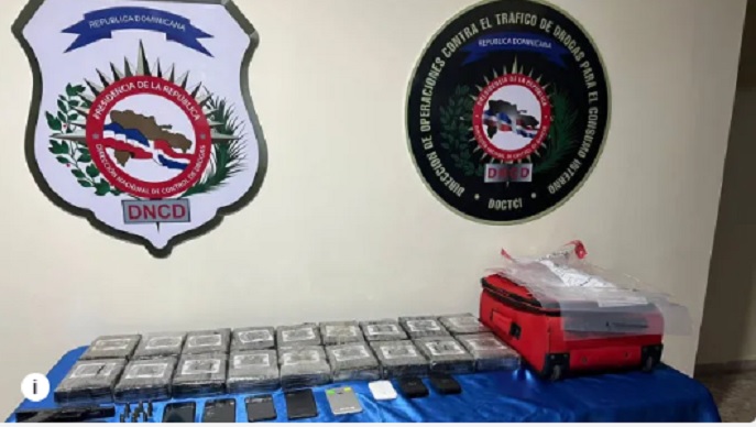Arrestan tres personas en los Alcarrizos con 18 paquetes de cocaína