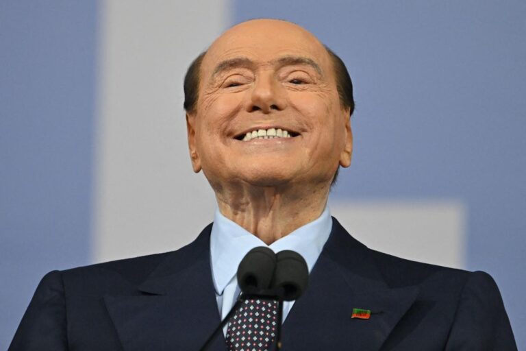 Silvio Berlusconi tiene una infección pulmonar y leucemia crónica, según sus médicos