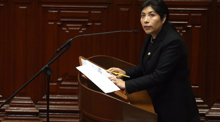 Fiscalía de Perú presenta denuncia contra ex primera ministra por corrupción