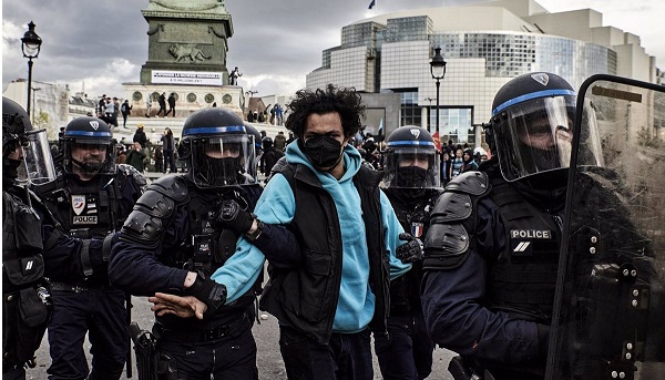 Detienen a 138 personas en Francia durante protestas contra reforma pensiones