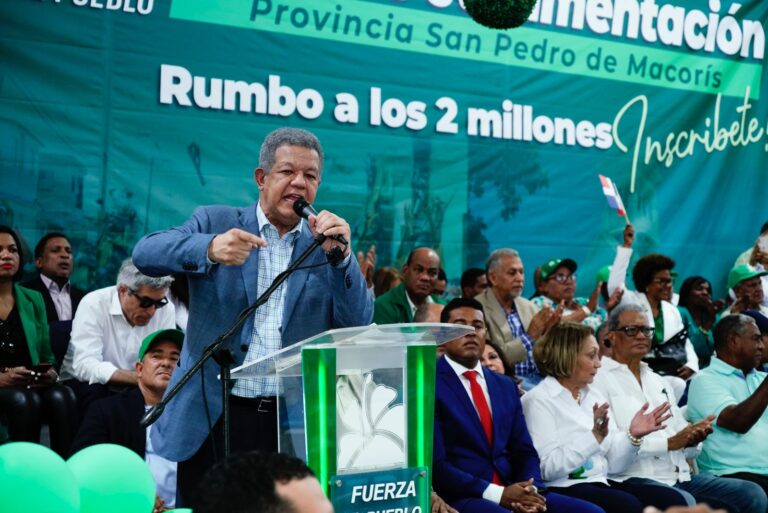 “El gobierno del PRM solo sabe poncharse», asegura Leonel Fernández al juramentar expeloteros