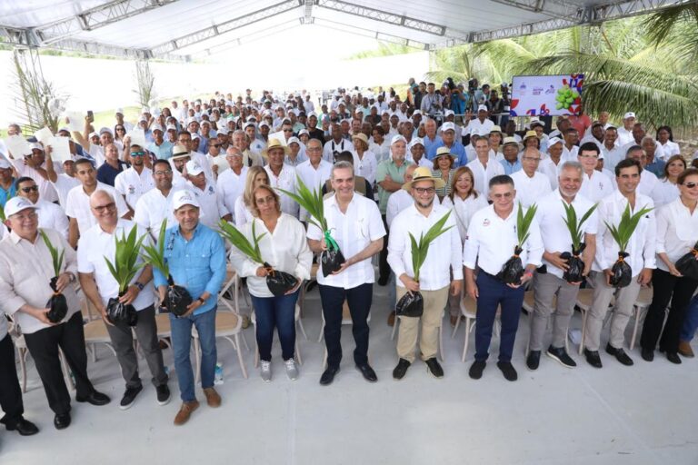 Presidente Luis Abinader lanza plan nacional de relanzamiento de producción de coco