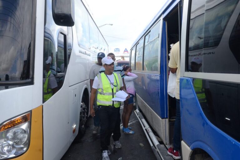 Intrant inspecciona los autobuses antes de salir de viajes por Semana Santa