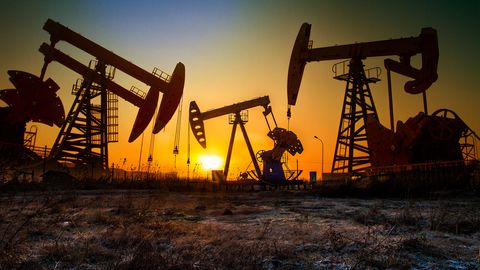 El precio del petróleo se dispara un 8%, tras fuerte recorte en la producción por parte de la OPEP