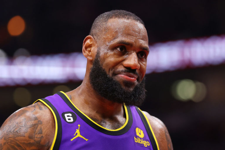 LeBron anota 30, Lakers vencen a Wolves en tiempo extra; Lakers van a playoffs
