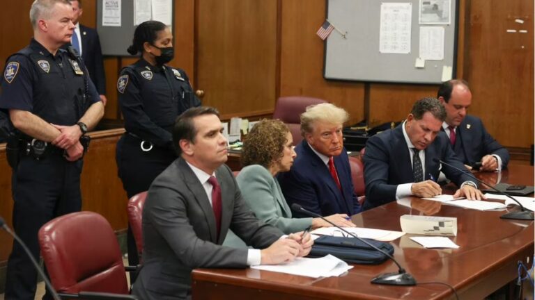 Donald Trump abandona tribunal de Nueva York; se declara inocente de 34 cargos