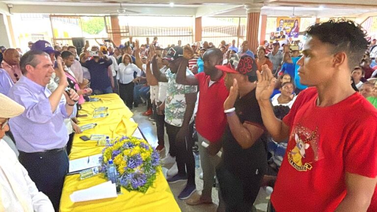 Más de un centenar de exmiembros del PRM en Nagua se juramentan en el proyecto presidencial de Abel Martínez