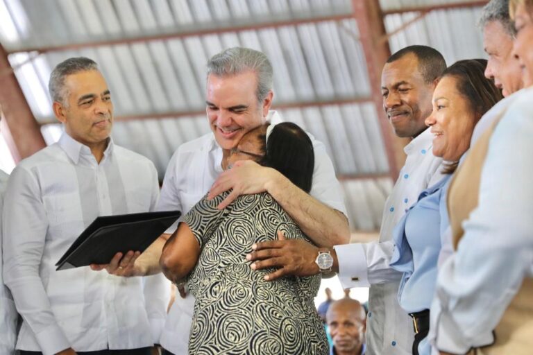 Visiblemente emocionado, Presidente Abinader entrega de 2,143 títulos para beneficiar a más de 8,572 familias