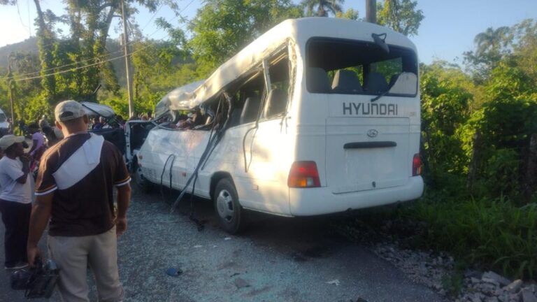 Aumentan a cinco los niños fallecidos en choque de patana con autobús escolar en Hato Mayor