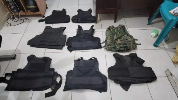 Policía ocupa drogas y 8 chalecos antibalas a presuntos delincuentes en Moca