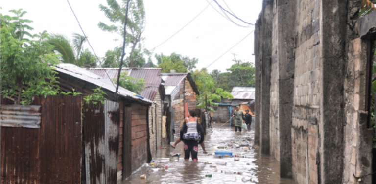 COE reporta más de 90 viviendas afectadas en el Gran Santo Domingo por vaguada
