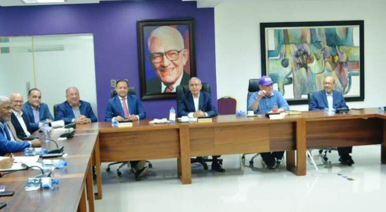 Danilo Medina encabeza reunión de Comisión de Estrategia del PLD